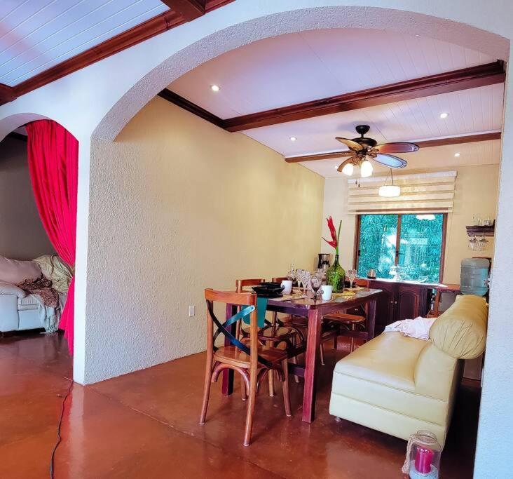 Vive Utila - Bed & Breakfast Ngoại thất bức ảnh